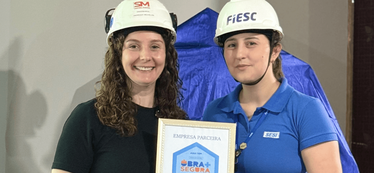 Representantes da SM Santa Maria e do Sesi com o certificado Obra Mais Segura