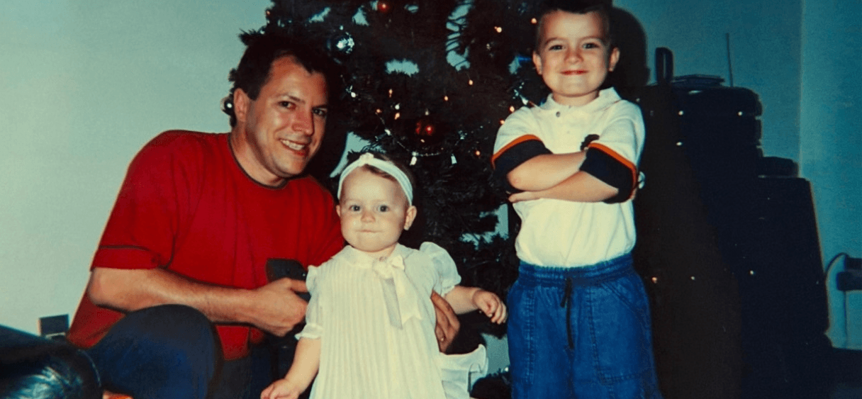 Foto antiga da família Sordi ao lado da árvore de Natal