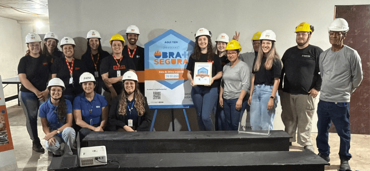 Equipe da obra do 21 Unique Home reunida com o selo Obra Mais Segura