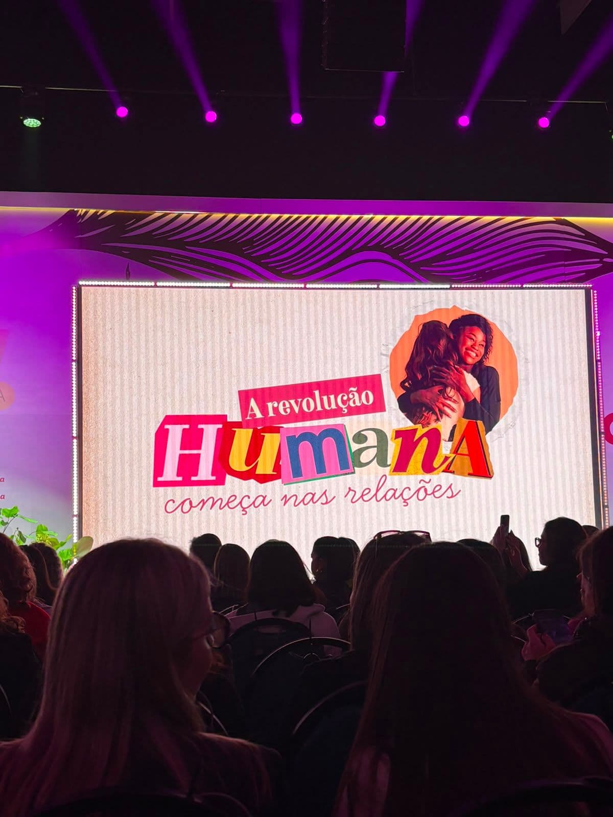 Palco do CONCARH com o tema A revolução humana começa nas relações